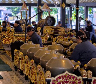 A large gamelan ensemble at the Keraton